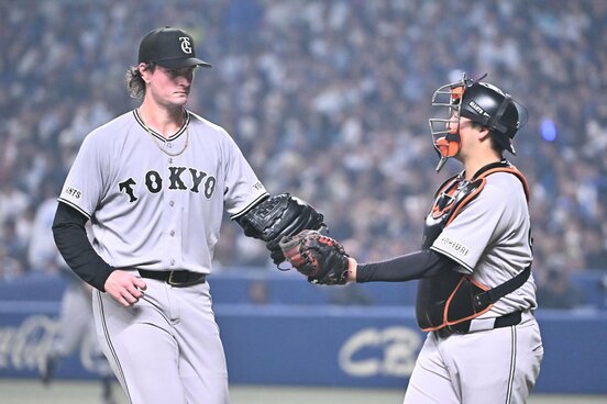 ウィットリー(左)に声をかける岸田行倫