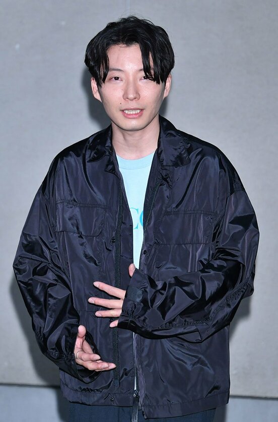  囲み取材に応じた星野源