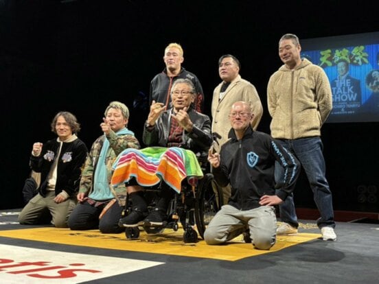 （前列左から）進祐哉、拳剛、天龍源一郎、新井健一郎、（後列左から）河野真幸、佐藤光留、佐藤耕平