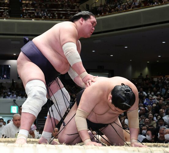 阿炎(右)を突き落としで下した照ノ富士