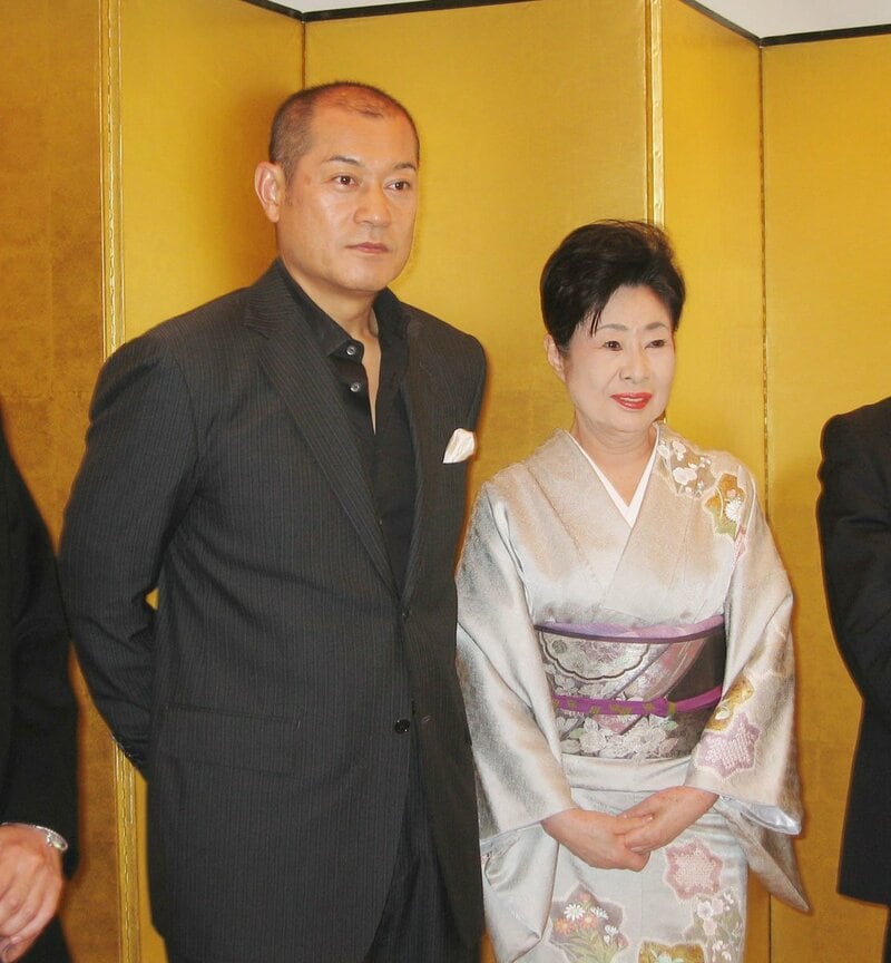 舞台で共演歴もある松平健(左)と中村玉緒さん(2008年)