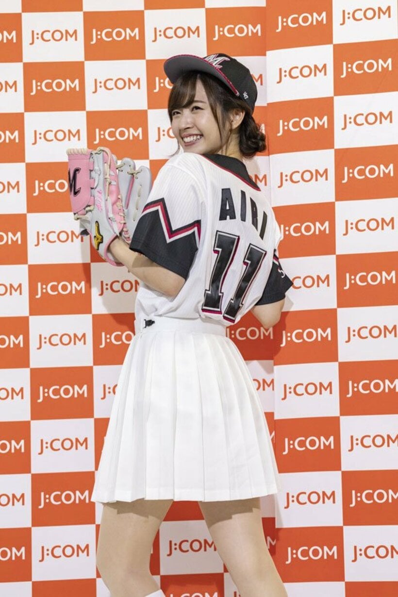  始球式を行った鈴木愛理（Ｃ）Ｃ.Ｌ.Ｍ（Ｊ：ＣＯＭスペシャルデー）