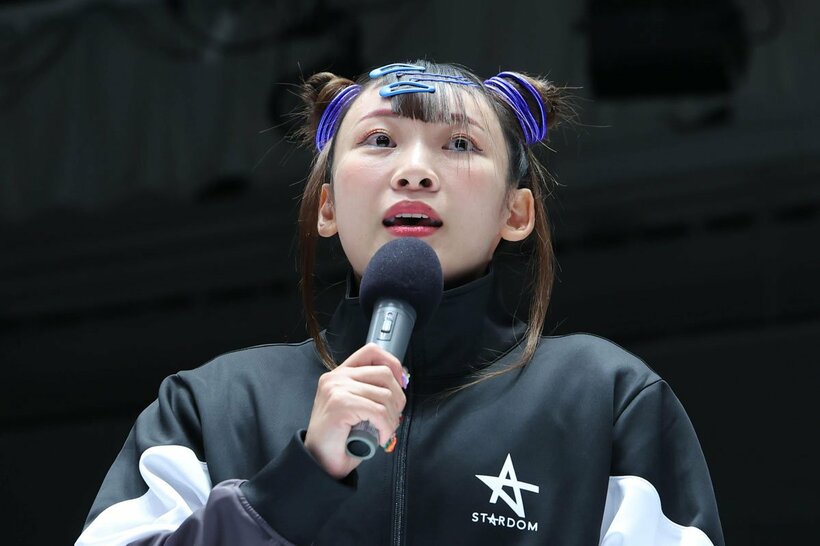 緊張の面持ちでマイクを持つフワちゃん