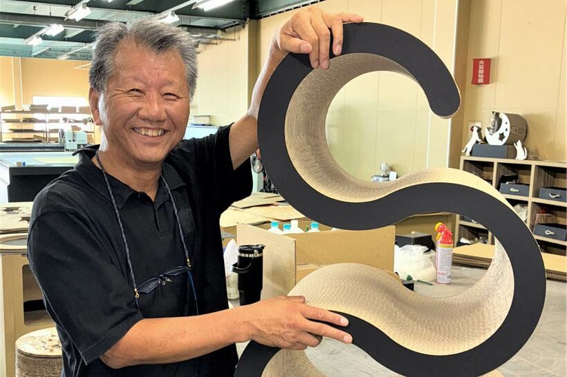 キャットタワー型爪とぎ「スヌーズ」を紹介する寺澤一光会長