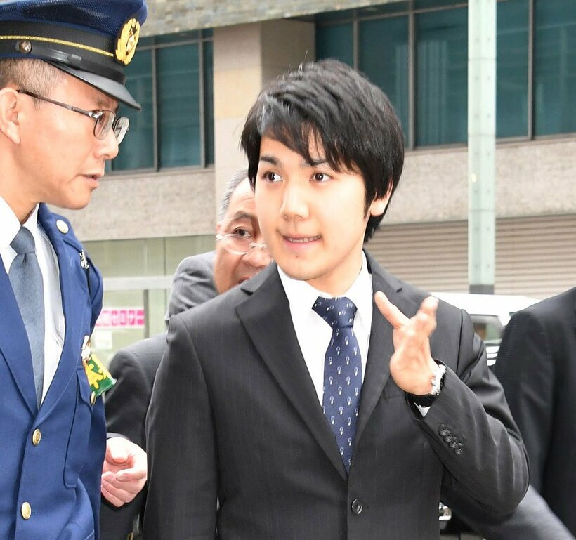  何やらジェスチャーで訴える小室さん