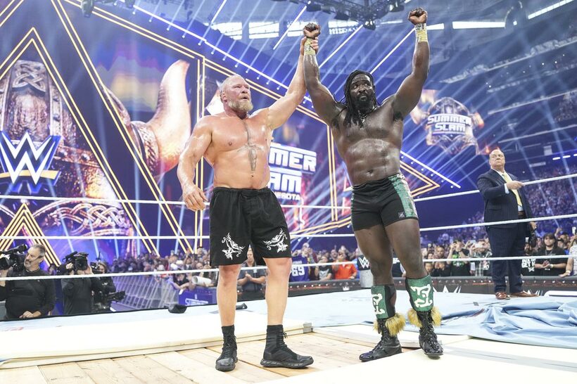 オバ・フェミ（右）はブロック・レスナーから勝利を祝福された（©WWE）