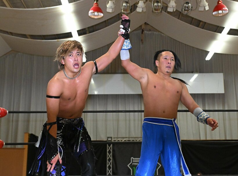 政岡純（左）を称える勝者のＡＭＡＫＵＳＡ