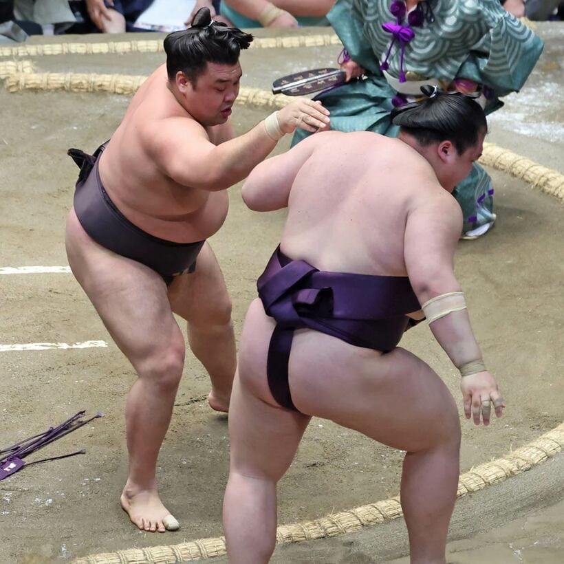 寄り切りで勝った霧島（左）