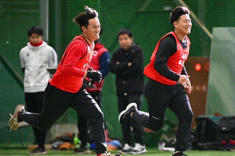 長打力に期待の佐々木泰（左）と渡邉悠斗