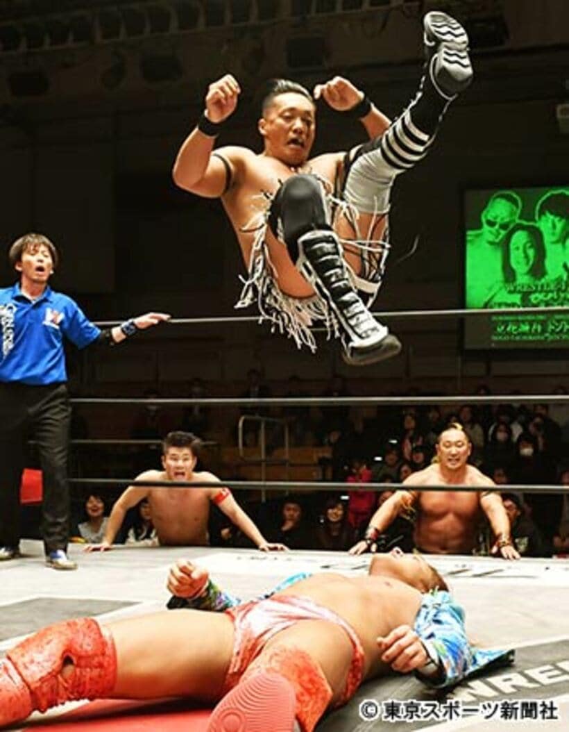  イリミネーションマッチで軽快な動きを披露するCIMA（上）