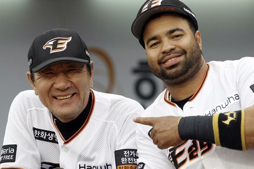 韓国リーグで打撃コーチを務めた中島氏とロサリオ