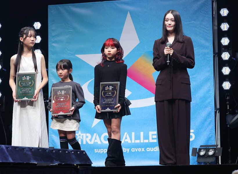 受賞者たちと記念撮影する高石あかり（右）