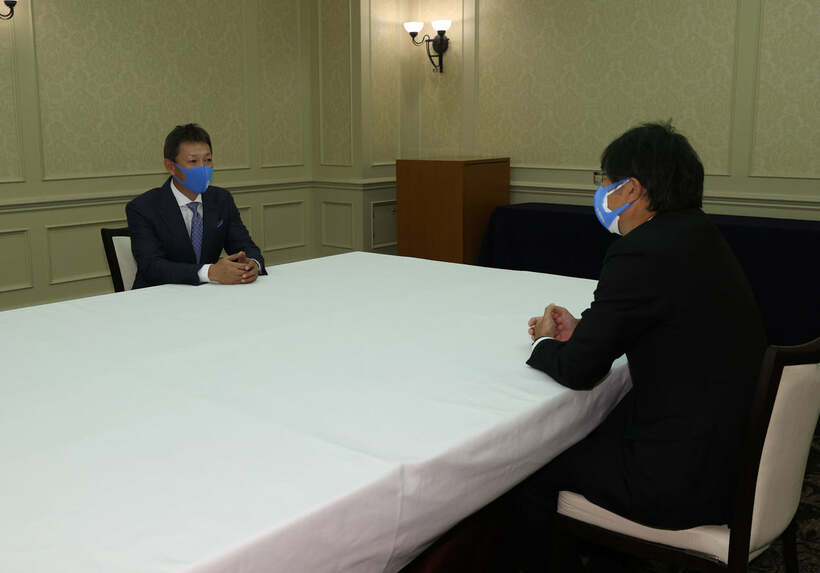  大島宇一郎オーナー（右）から監督就任要請を受けた立浪氏（代表撮影）