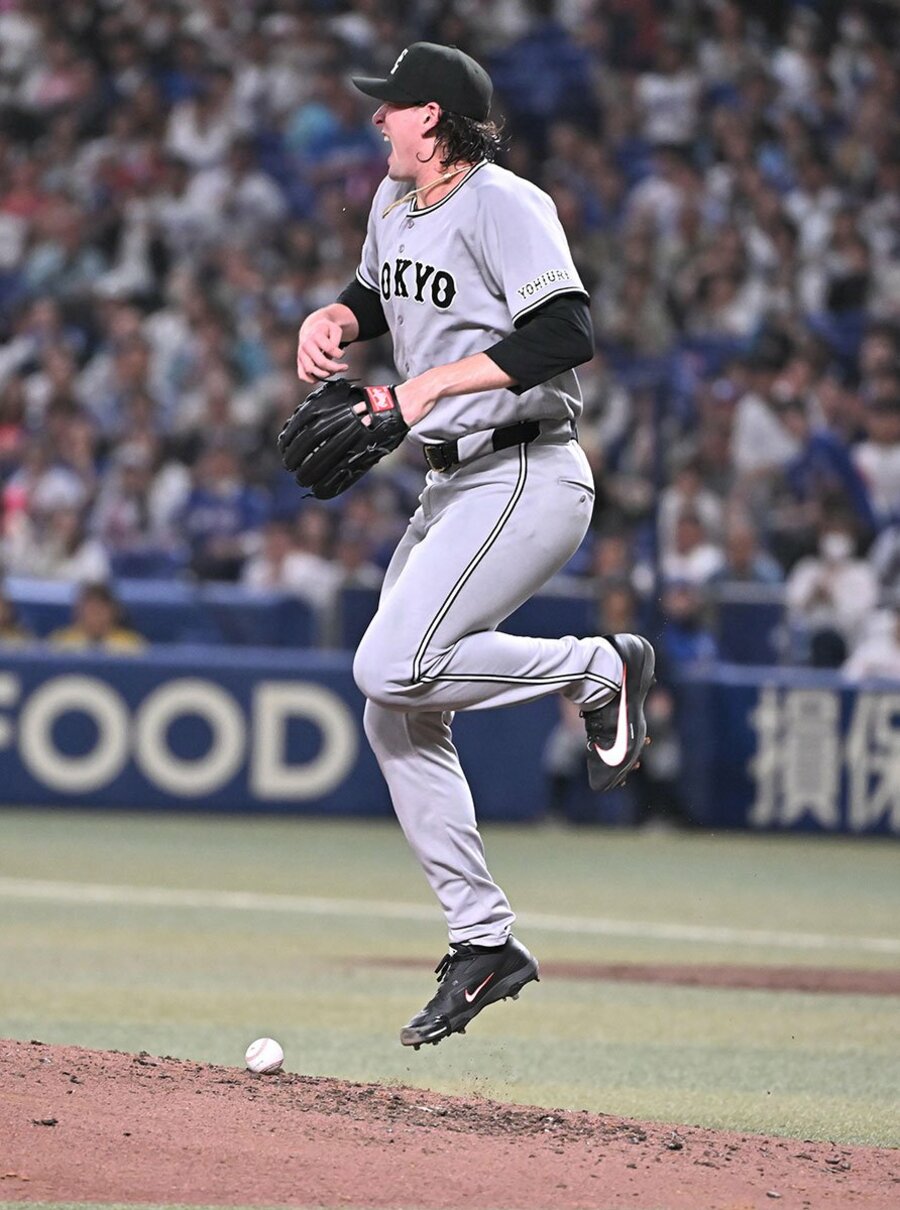 ５回に中日・カリステの打球が直撃し、飛び跳ねる巨人・ウィットリー