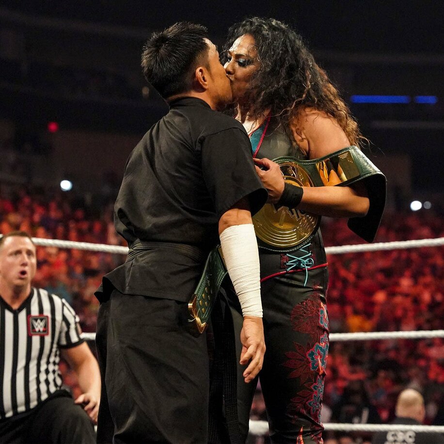  戸澤陽（左）は妻のタミーナと熱いキスをかわしたが…（ⓒ2022-WWE,-Inc.-All-Rights-Reserved.）