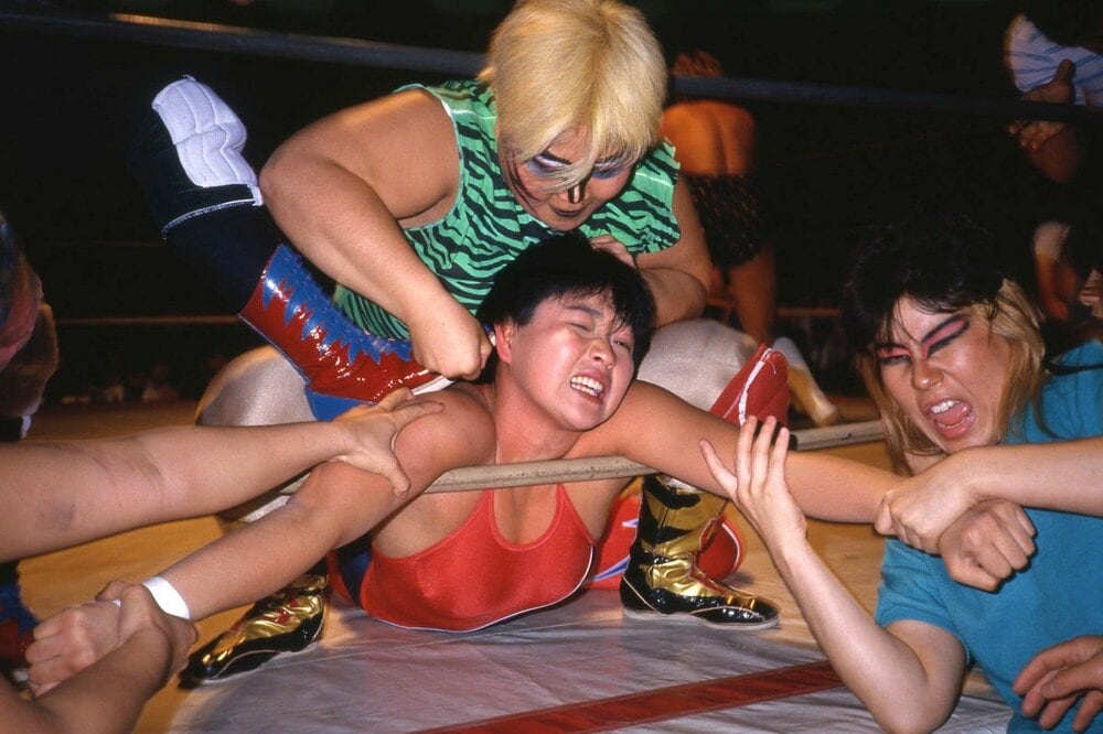 ダンプ松本（上）と長与千種（中）の抗争は大人気。右はコンドル斉藤（８６年５月）