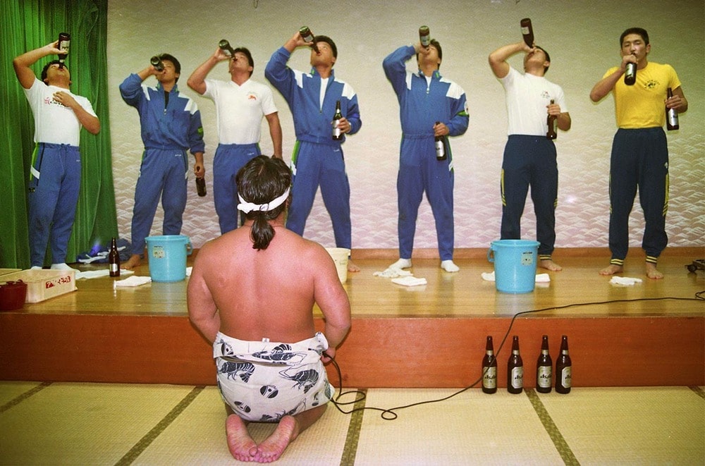 若手の「ビール２本イッキ飲み競争」を見つめる〝審査員〟長州（１９９２年５月、静岡・土肥温泉）