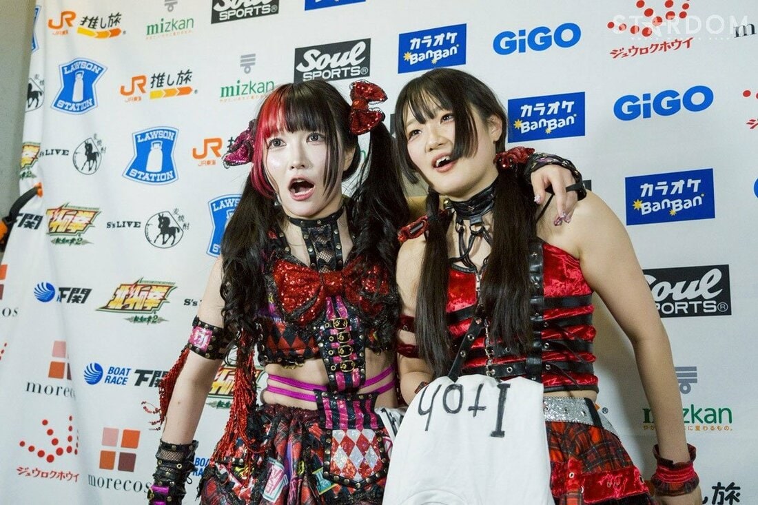 バックステージで古沢稀杏(右)と吠えた伊藤麻希
