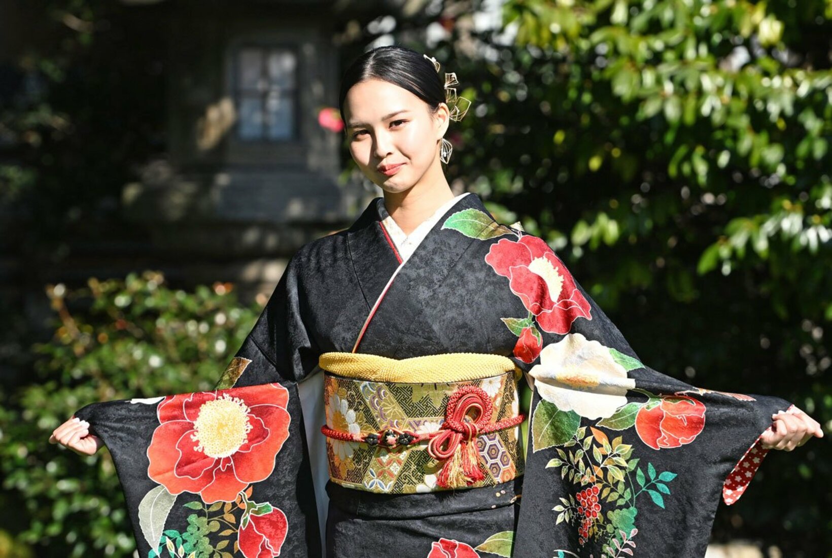 つばきの花があしらわれた晴れ着で登場した白河れい