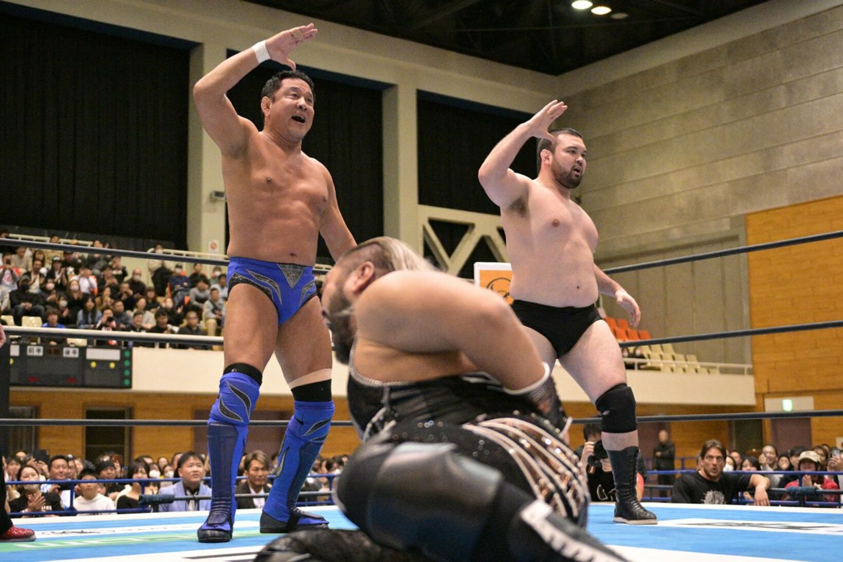 永田裕志(左)とともに「ゼァ！」ポーズを決めるウルフアロン