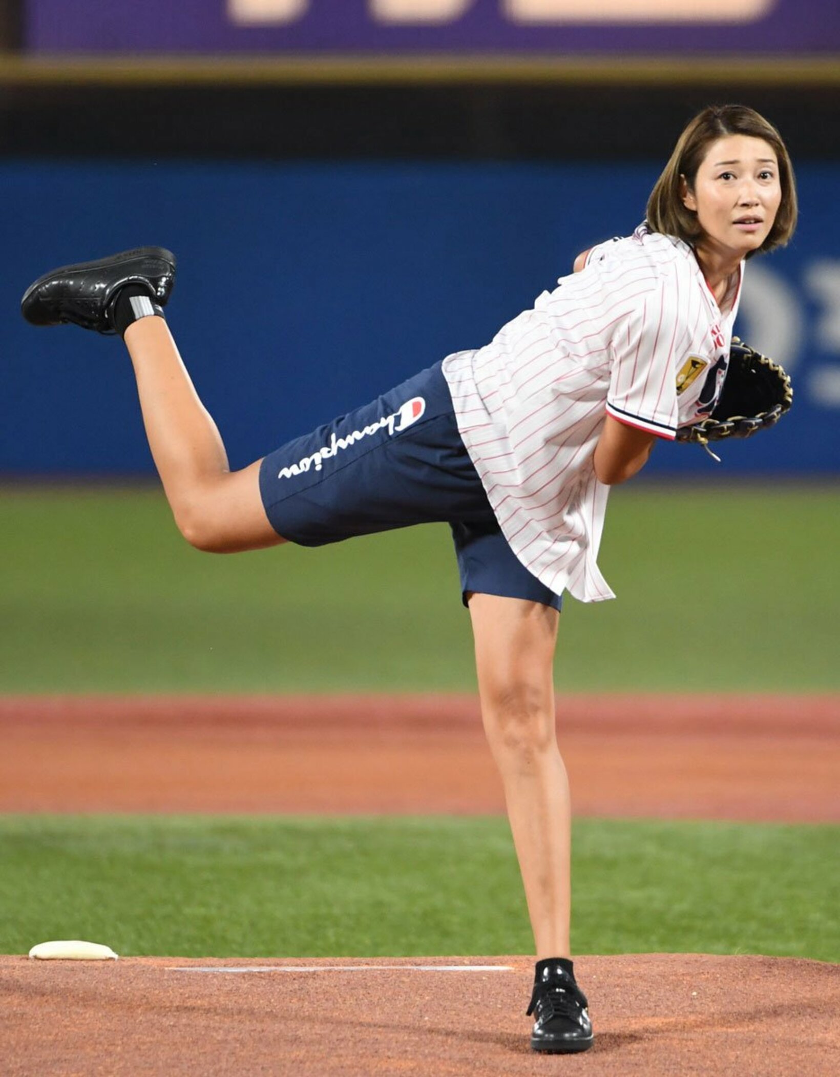 大胆に脚を上げ全力投球する狩野舞子