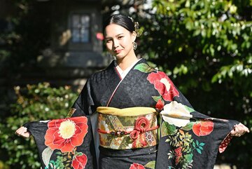 つばきの花があしらわれた晴れ着で登場した白河れい