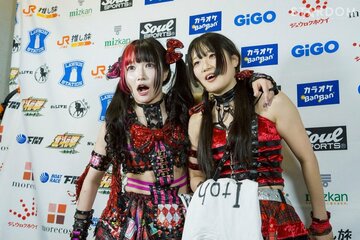 バックステージで古沢稀杏(右)と吠えた伊藤麻希