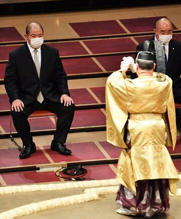  土俵祭りに出席した八角理事長（左）の胸中は…