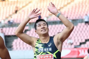 10秒20で決勝進出を決め、歓声に応える桐生祥秀