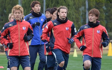 左から柿谷曜一朗、ディエゴ・フォルラン、南野拓実(２０１４年)
