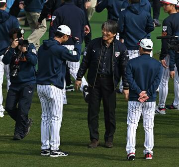 ダルビッシュ有（左）と挨拶した松井秀喜氏