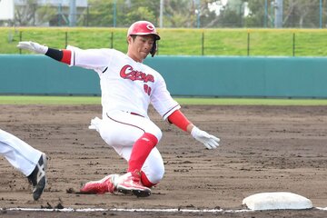 三塁にスライディングする中村奨成