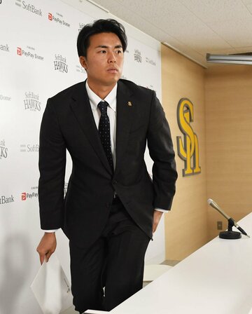  契約更改し会見する田中正義（東スポWeb）