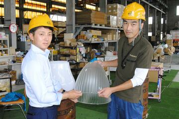 賛光電器産業株式会社の寺本欣真氏（左）と金井丈明氏