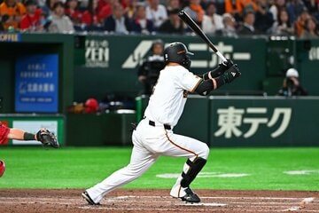 ５回、内野安打を放った巨人・吉川