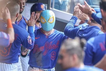 スパイダーマンのマスクをかぶるメッツのA.J.ユーイング（ロイター）