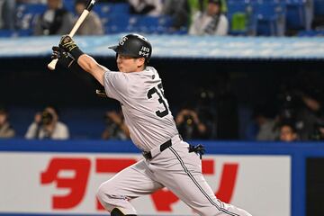 バットを振りぬいた泉口が値千金の先制タイムリー