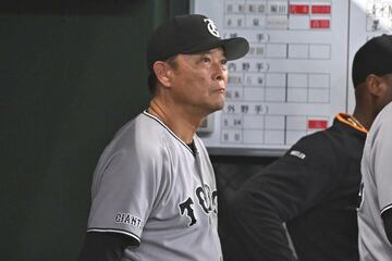 完封負けを喫し苦い表情の橋上秀樹監督代行.