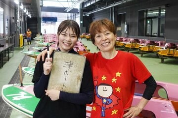 「岩崎工務店」のボス・岩崎芳美(右)と２ショット