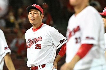 阪神との直接対決に敗れ引き揚げる広島・新井監督