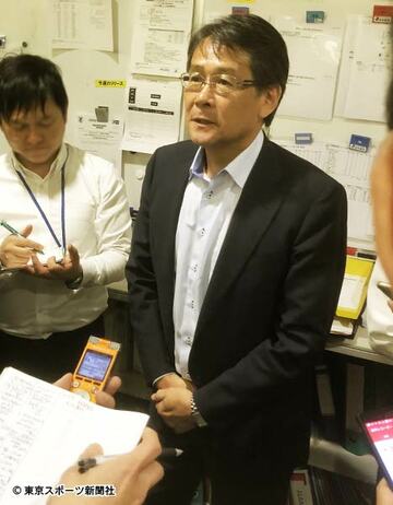 森保兼任監督の続投を決定して取材に応じる関塚委員長