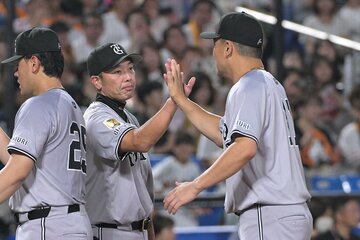 ヤクルトに大勝。１９９勝目を挙げた田中将大とタッチする阿部監督