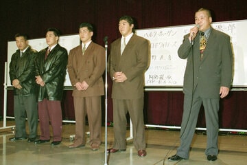 「藤原組」所属の高橋（左）に連絡を取った（91年11月）