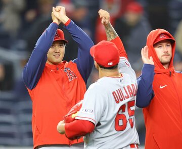 ヤンキース戦に勝利しナインを出迎える大谷
