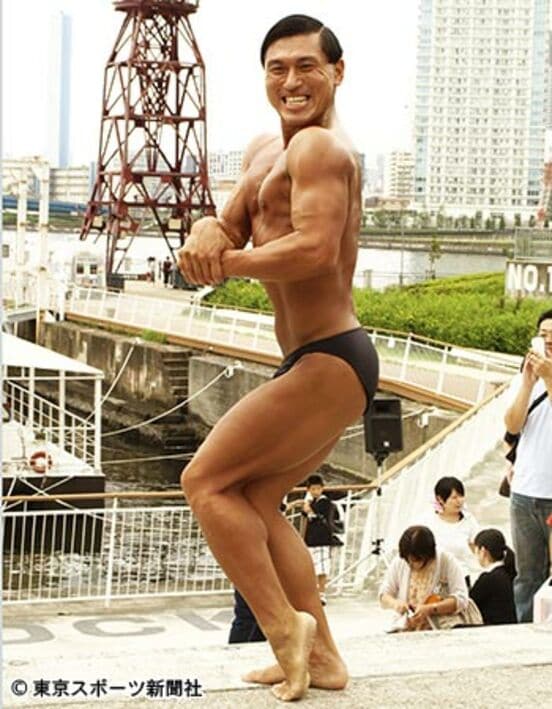 見事な肉体美を誇示するオードリー春日