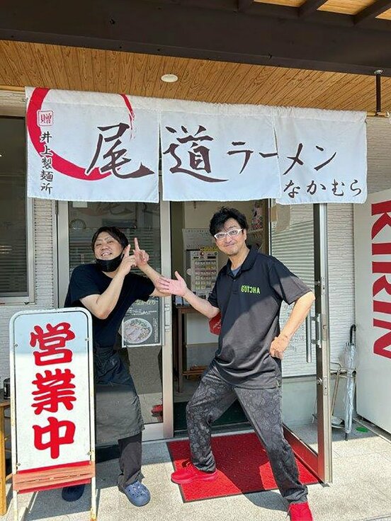「尾道ラーメンなかむら」オーナーの有馬真宏(左)と宮崎経督記者