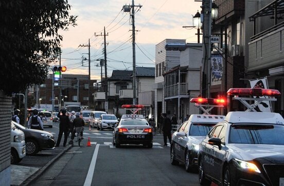 男が立てこもった郵便局近くで警戒する警察官ら（埼玉県蕨市）