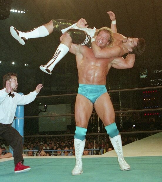 蝶野正洋（上）にアルゼンチンバックブリーカーを決めるレックス・ルーガー（１９９２年１月４日）