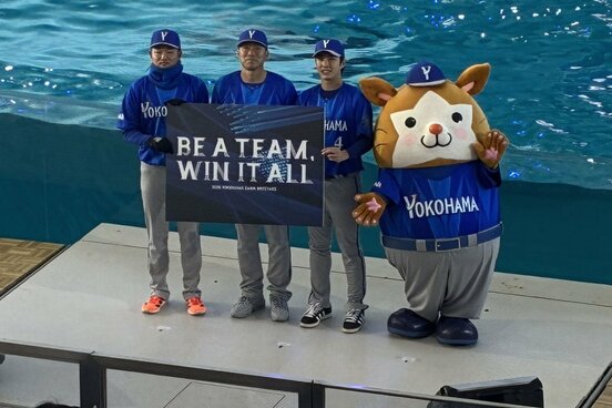 八景島シーパラダイスで今季のスローガンを発表したDeNAの石田裕太郎(左)、相川監督(中)、度会隆輝