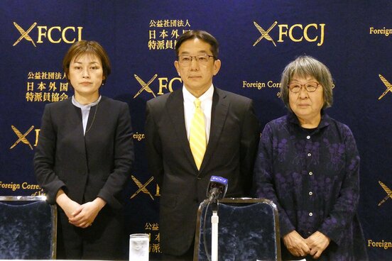 会見を行った（左から）西廣陽子弁護士、佃克彦弁護士、角田由紀子弁護士